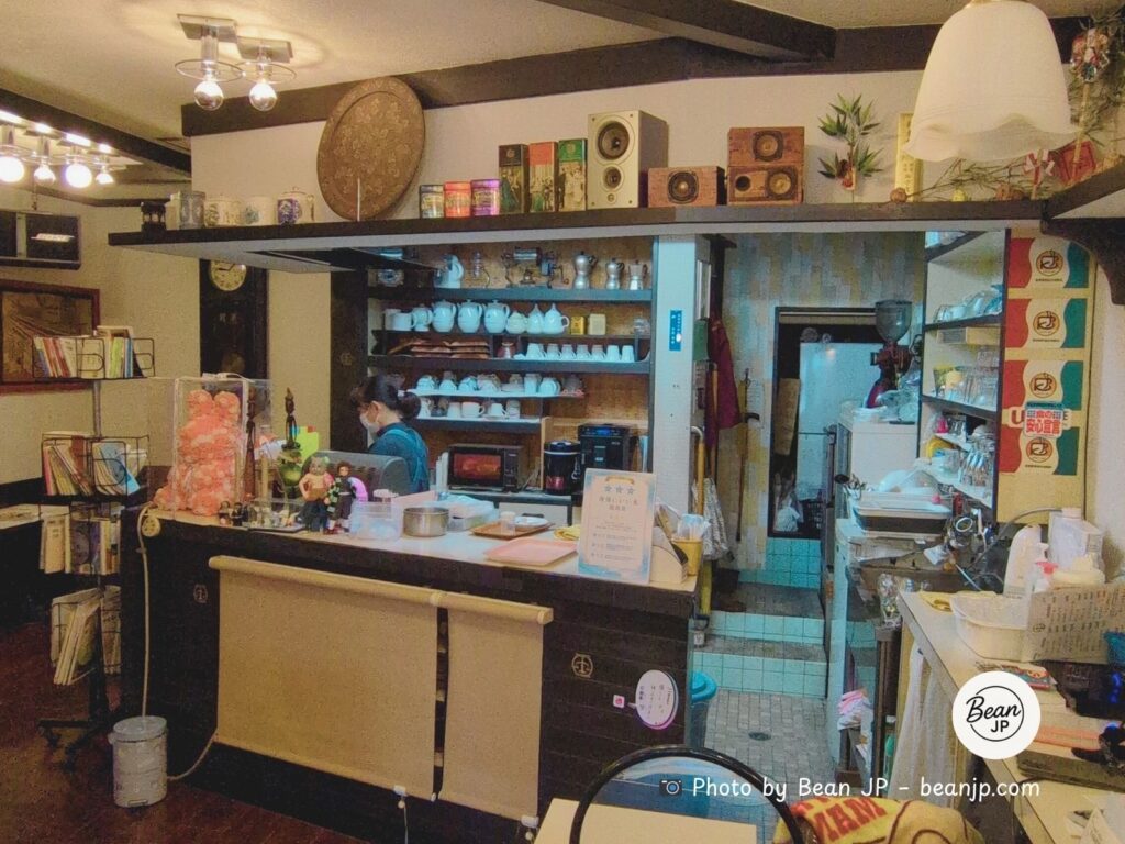Quầy pha chế và kệ tủ trong quán Yashiro Tea & Coffee Toyooka