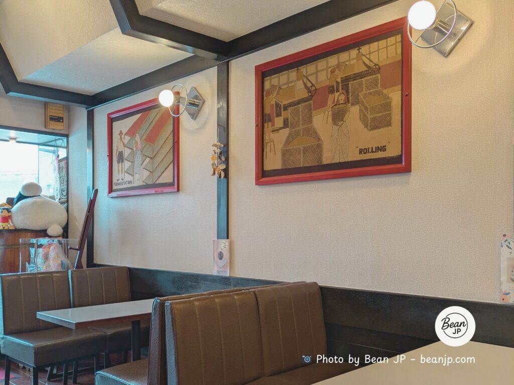 Tranh treo tường phong cách retro tại Yashiro Tea & Coffee Toyooka
