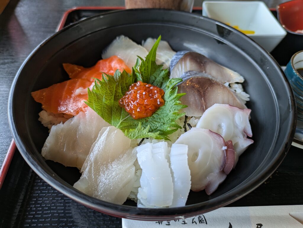 Kaisendon tại Ine với cơm và nhiều loại sashimi tươi từ hải sản địa phương
