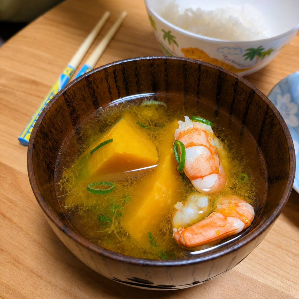 Canh bí đỏ kabocha nấu tôm với hành lá trong bữa cơm gia đình