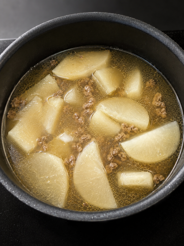 Canh củ cải trắng daikon nấu thịt bò băm trong nồi