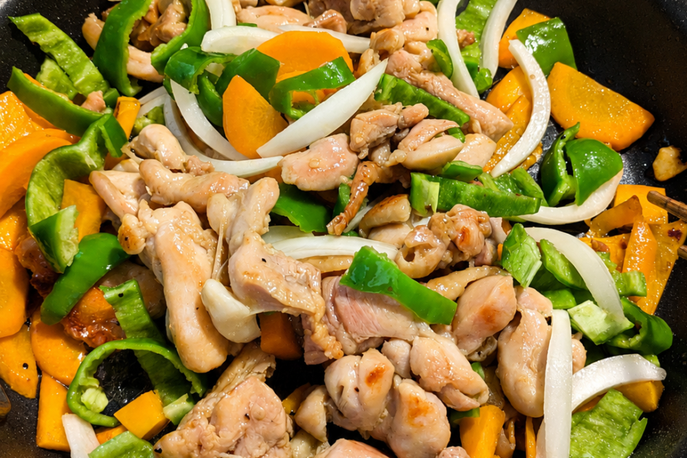 Gà xào rau củ với piman Nhật, hành tây và cà rốt trong chảo