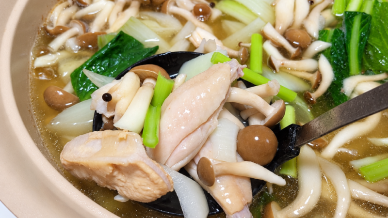 Lẩu gà nấm fusion Việt–Nhật với thịt gà, nấm shimeji, rau và nước dùng tảo bẹ kombu
