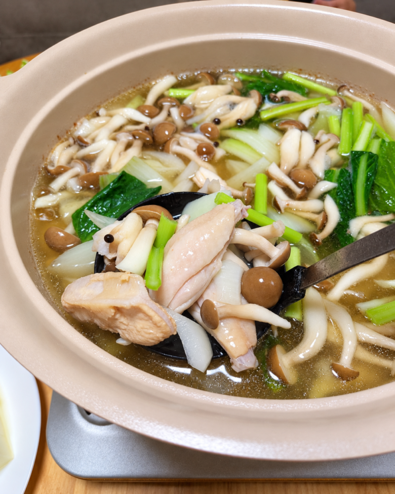 Lẩu gà nấm fusion Việt–Nhật với thịt gà, nấm shimeji, rau và nước dùng tảo bẹ kombu