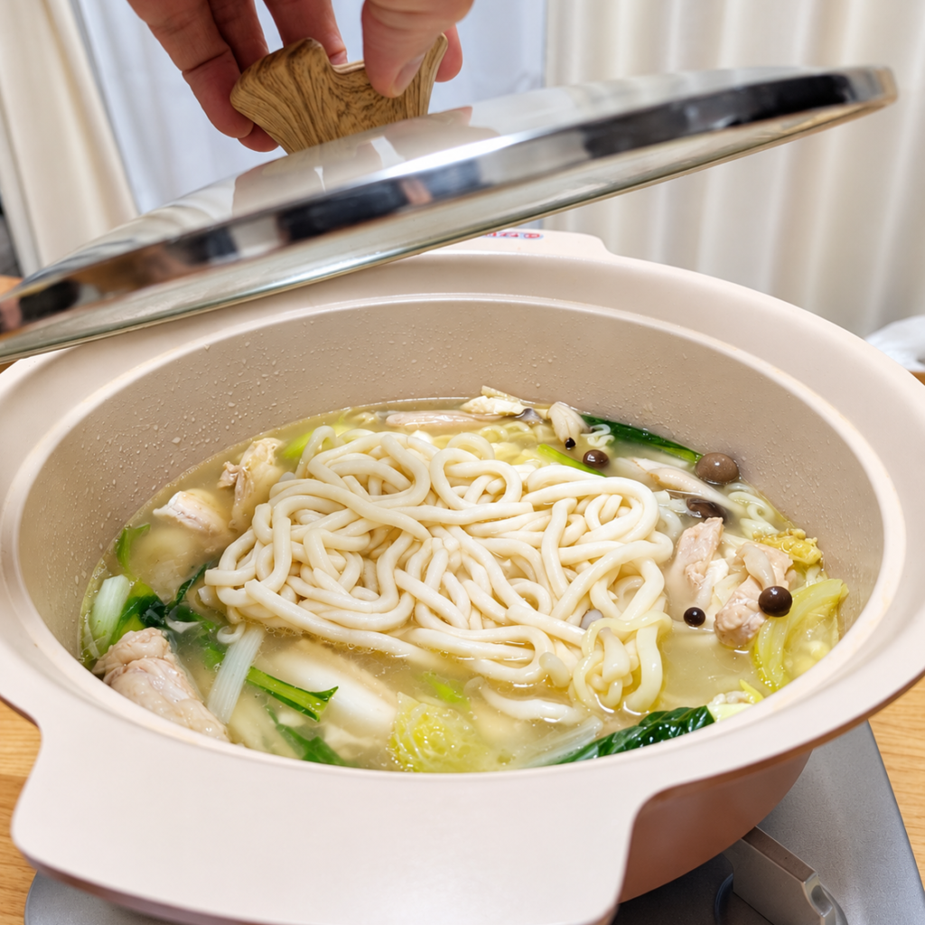 Udon được cho vào phần nước dùng còn lại của lẩu gà nấm theo cách ăn lẩu kiểu Nhật