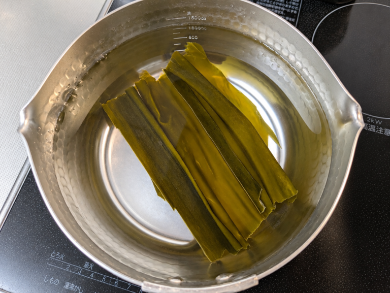 Tảo bẹ kombu ngâm trong nước để làm nước dùng dashi cho lẩu gà nấm